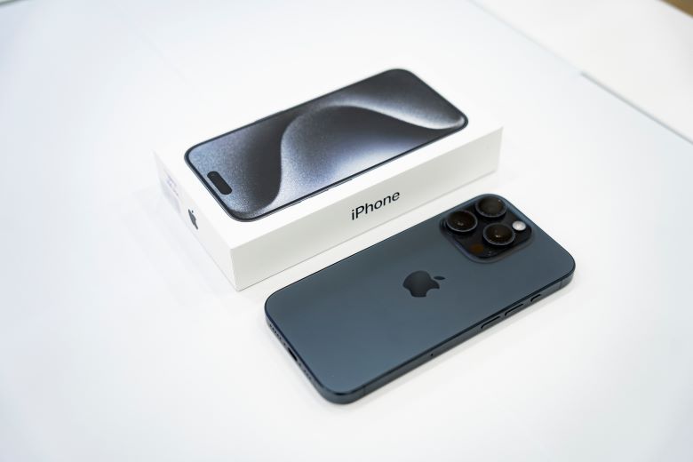 iPhone 15 màu xanh titan đập hộp